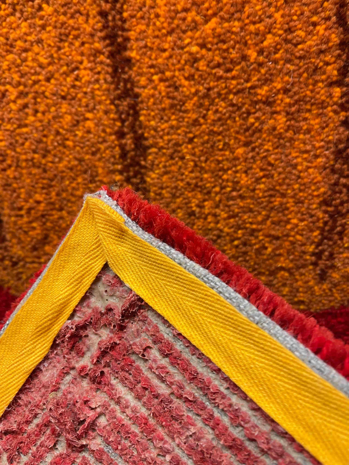 'Spiced Pumpkin' Hand tufted red, yellow and orange tufted small runner rug