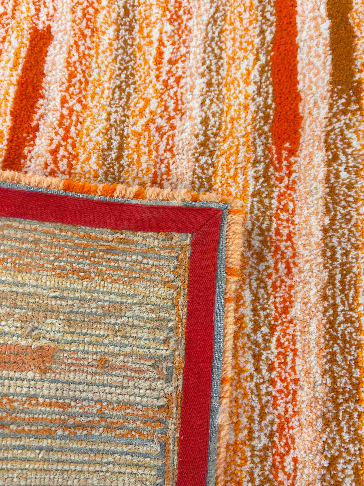 'Scotch Bonnet' Hand tufted small white and orange tufted rug