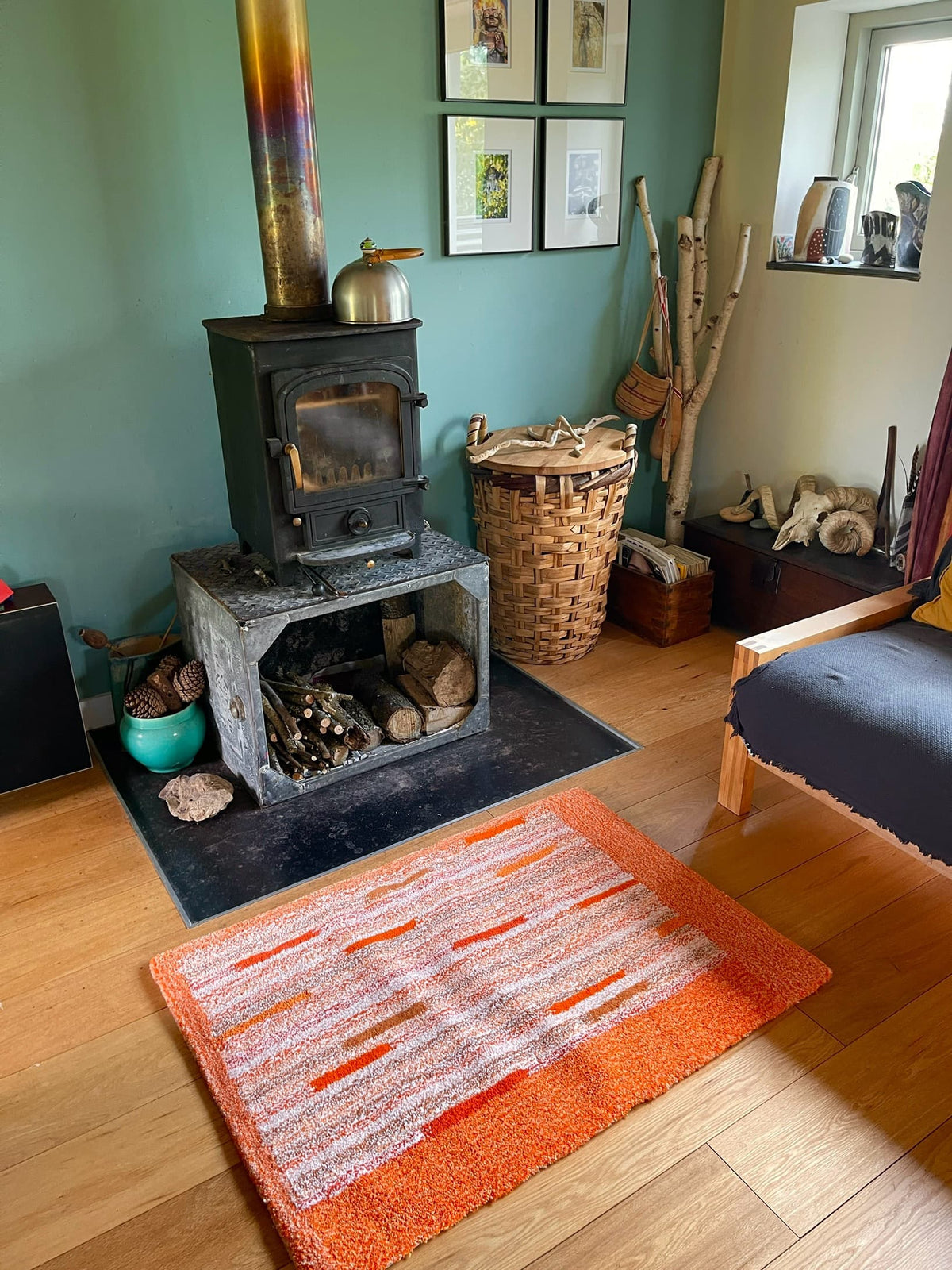 'Scotch Bonnet' Hand tufted small white and orange tufted rug