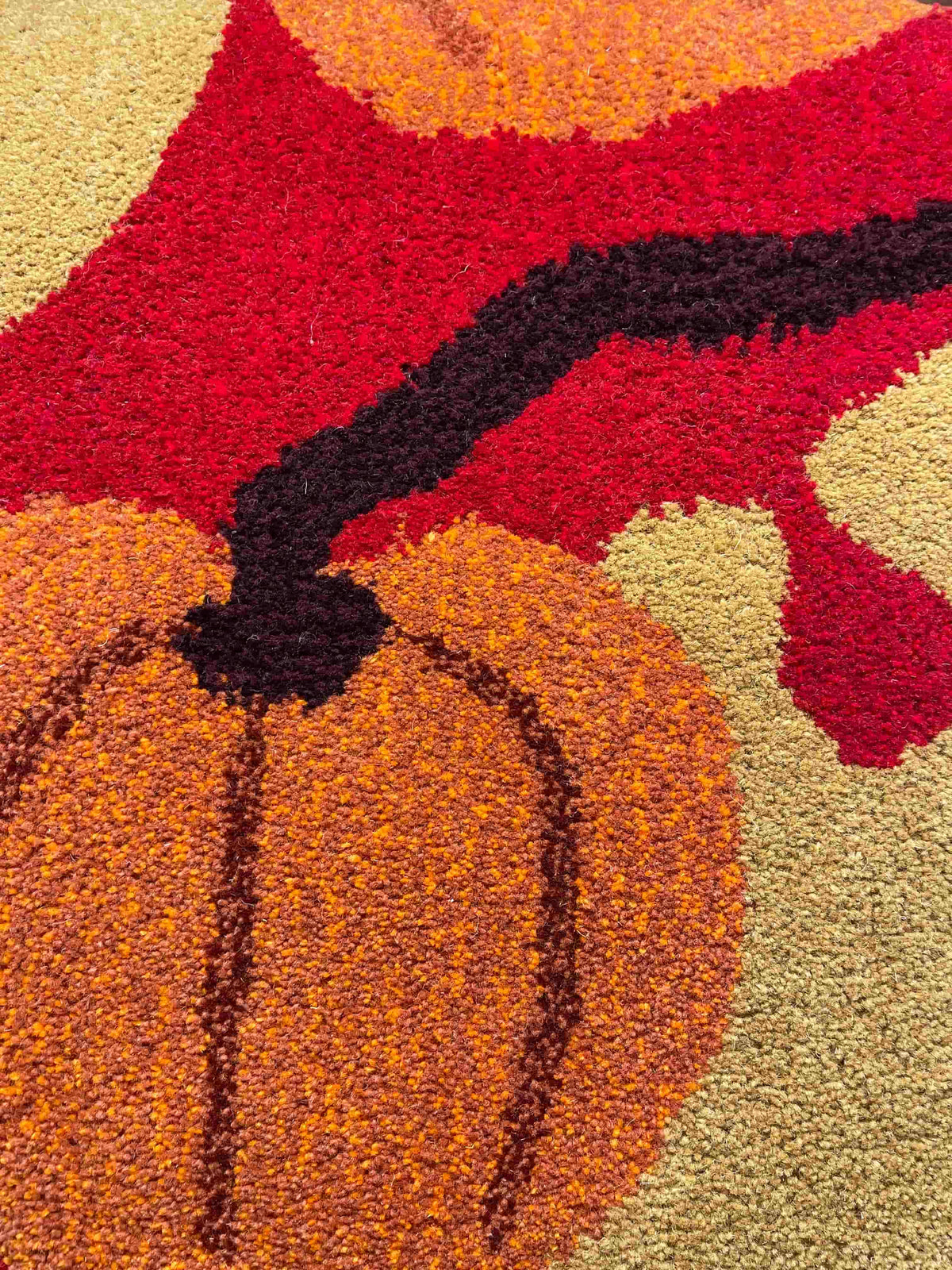 'Spiced Pumpkin' Hand tufted red, yellow and orange tufted small runner rug